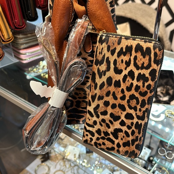 Leopard shoulder Handbag by Virago collection - Picture 2 of 15